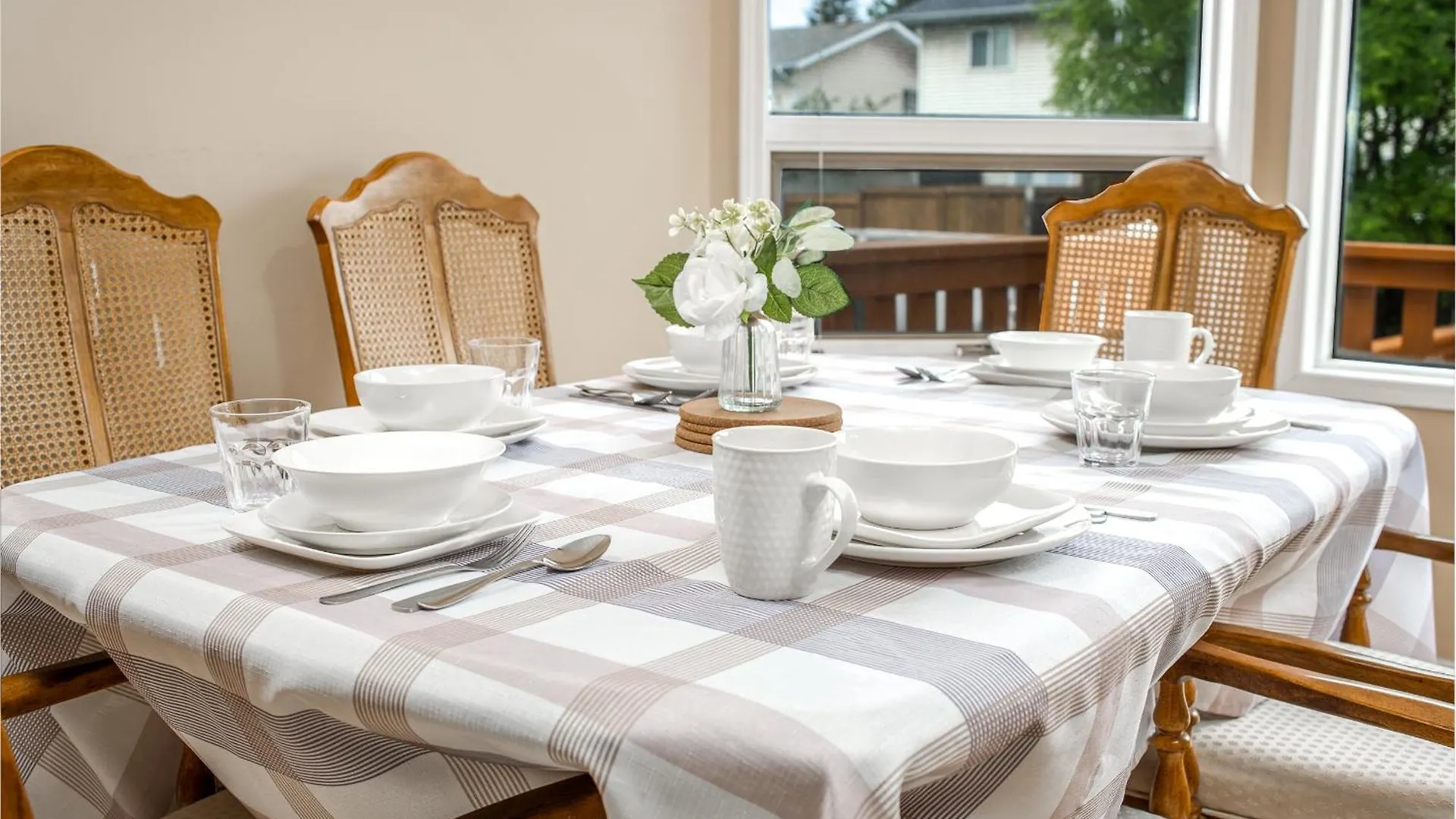 Airport 4Br2Ba Double Garage Pet Friendly Apartamento YYC 0*,  Canadá