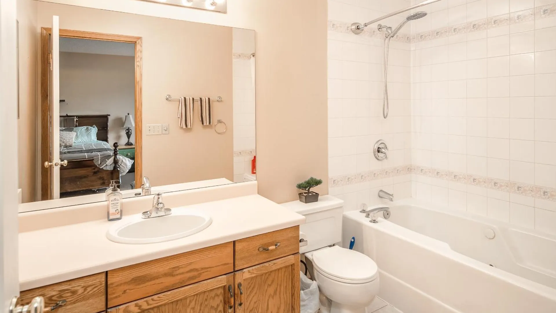 Airport 4Br2Ba Double Garage Pet Friendly Apartment Calgary Canada