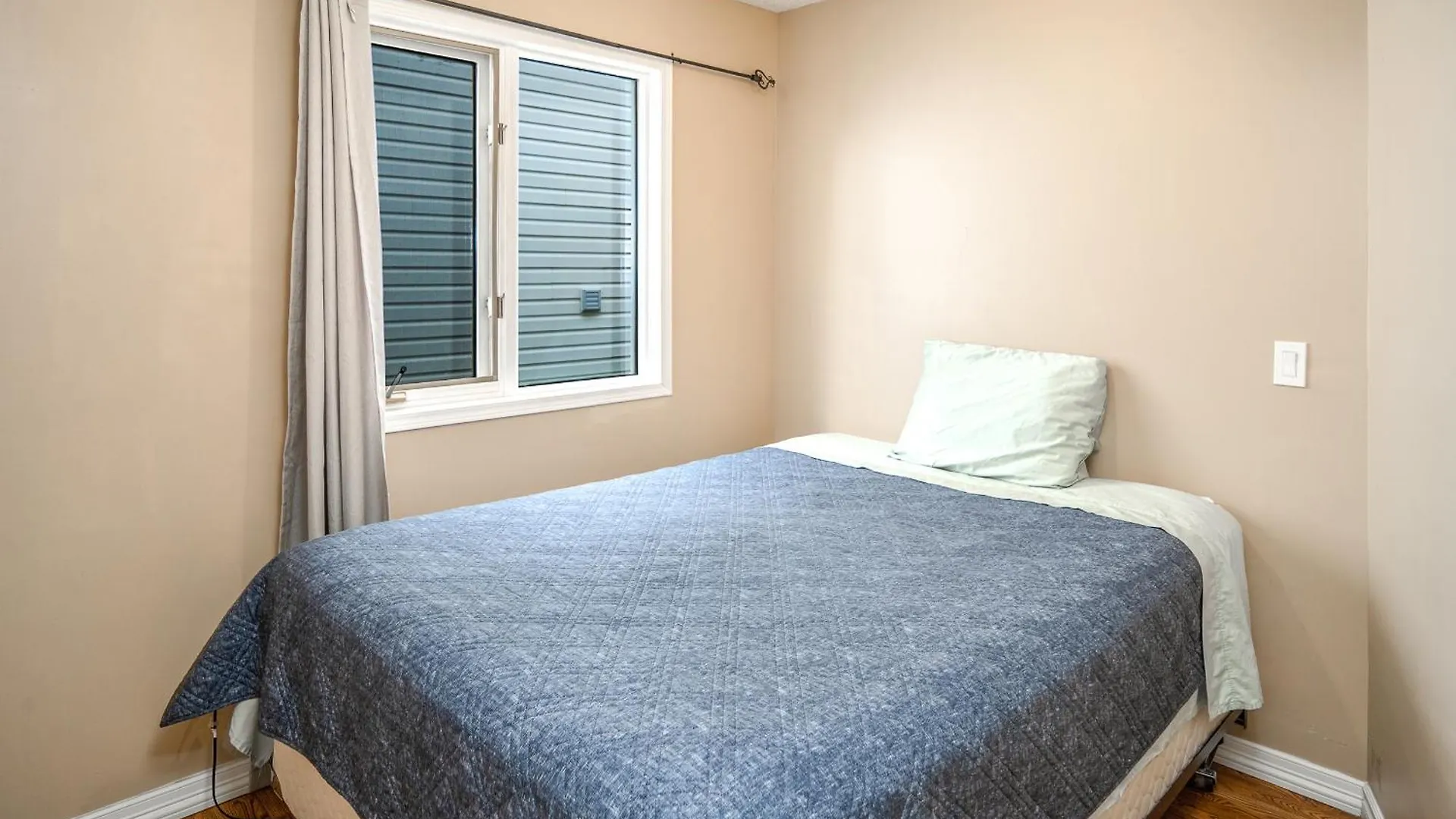 Airport 4Br2Ba Double Garage Pet Friendly Apartment Calgary